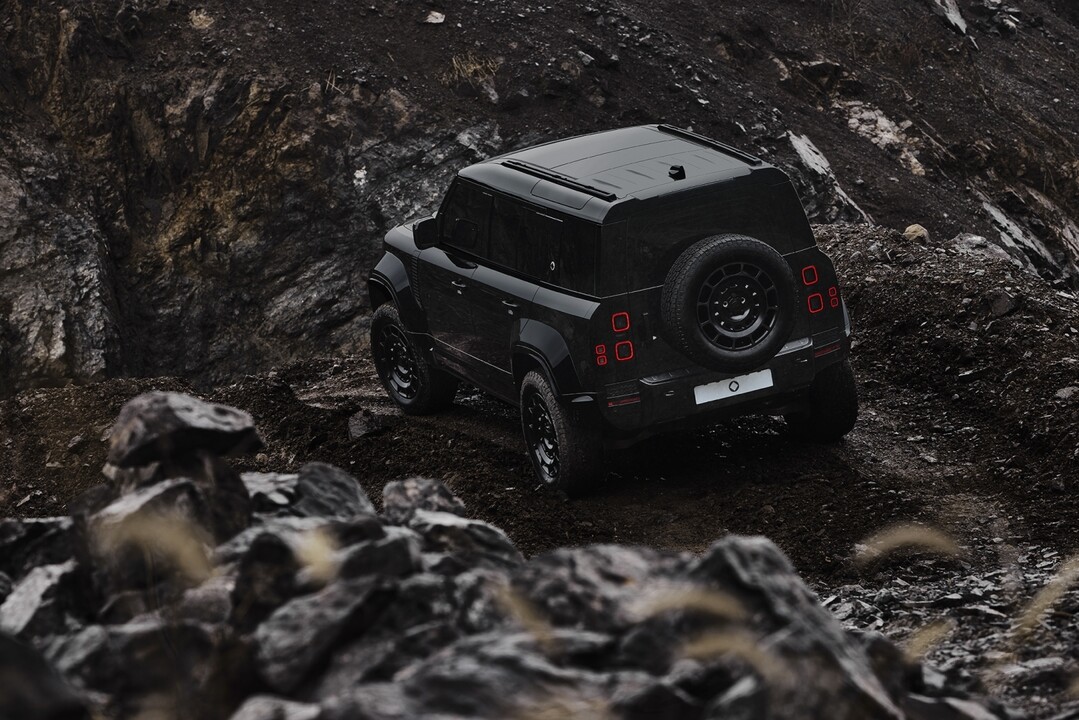 [시승기] "마법의 서스펜션"…디펜더 옥타 블랙, 돌산 넘고 서킷 날았다